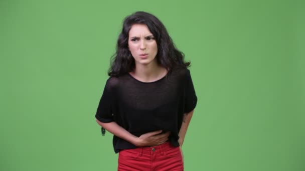Junge schöne Frau mit Bauchschmerzen — Stockvideo