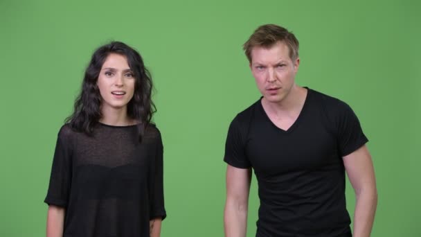 Fiatal pár, amely High-öt együtt — Stock videók