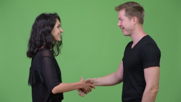 Jovem casal apertando as mãos juntos — Vídeo de Stock
