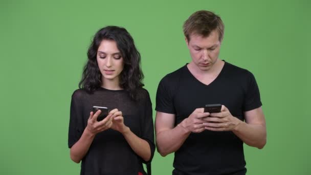 Jong koppel samen met behulp van telefoon — Stockvideo