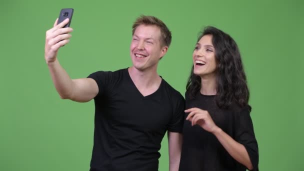 Молода пара показує телефон разом — стокове відео