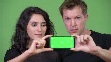Genç çift gösteren telefon birlikte