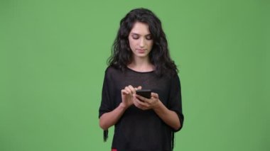 telefon kullanan genç güzel kadın
