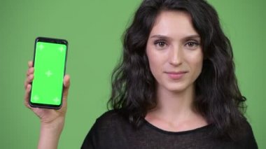 Genç güzel kadın gösteren telefon