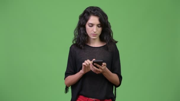 Молодая красивая женщина с помощью телефона — стоковое видео