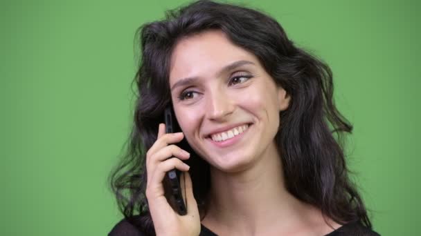 Jovem mulher bonita usando telefone — Vídeo de Stock