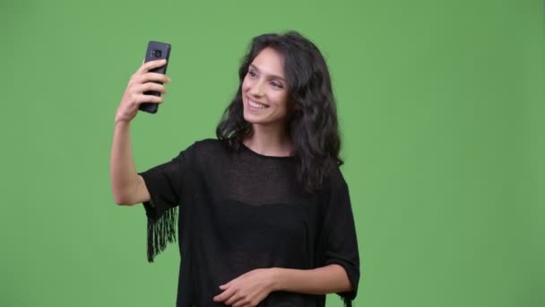 Mooie jongedame met behulp van de telefoon — Stockvideo