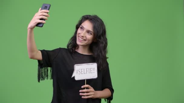Молода красива жінка використовує телефон — стокове відео