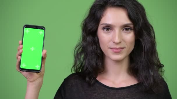 Jeune belle femme montrant téléphone — Video