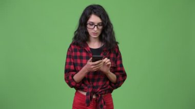 Genç güzel işkadını telefon kullanma