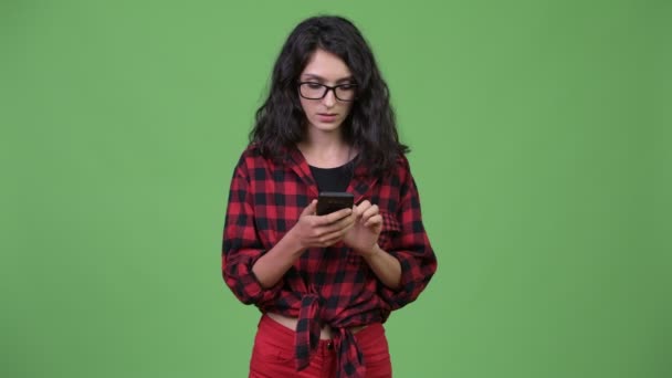 Νέοι όμορφη επιχειρηματίας χρησιμοποιώντας το τηλέφωνό — Αρχείο Βίντεο