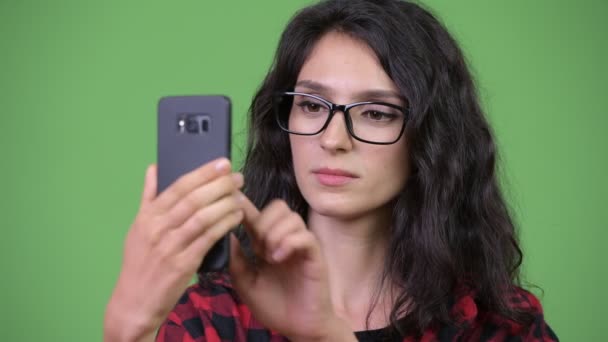 電話を使用して若い美しい女性実業家 — ストック動画