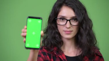 Genç güzel işkadını gösteren telefon
