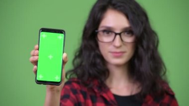 Genç güzel işkadını gösteren telefon