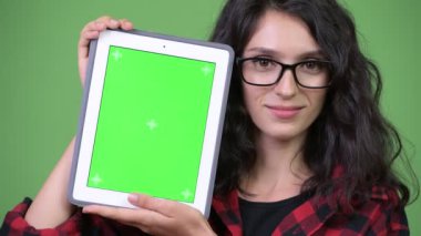 Genç güzel işkadını gösteren dijital tablet