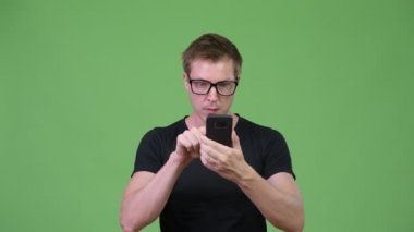 Seyir telefon kullanan genç yakışıklı inek adam şok