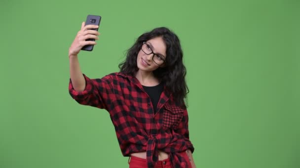 Joven hermosa mujer de negocios usando el teléfono — Vídeo de stock