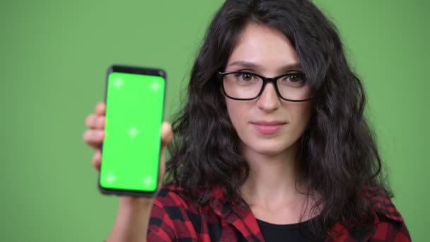 Молодая красивая деловая женщина показывает телефон — стоковое видео