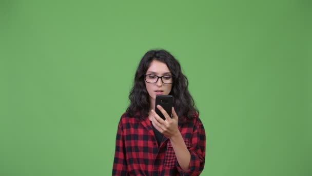 Ung vacker affärskvinna med telefonen ser chockad — Stockvideo
