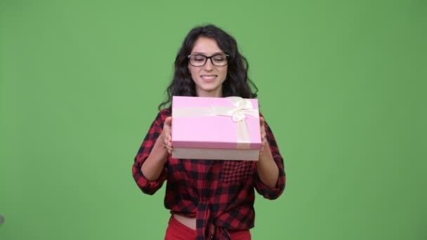 Joven mujer de negocios hermosa con caja de regalo — Vídeos de Stock