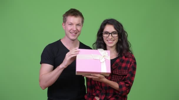 Young couple holding gift box together — Stock Video