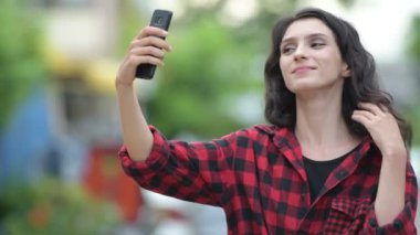 Selfie açık havada alarak genç güzel iş kadını