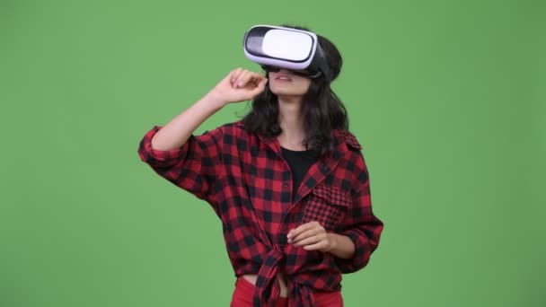 Junge schöne Geschäftsfrau mit Virtual-Reality-Headset — Stockvideo