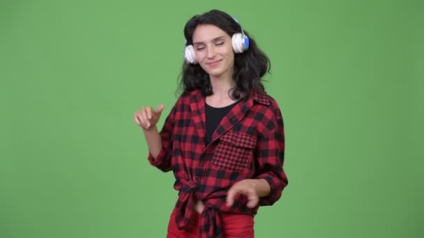 Joven mujer de negocios hermosa escuchando música — Vídeo de stock