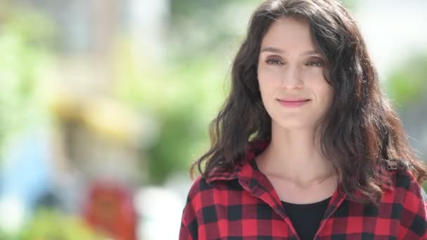 Молодая красивая деловая женщина думает на открытом воздухе — стоковое видео