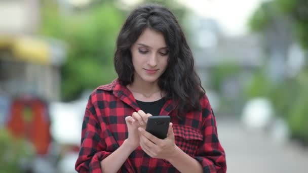 Joven mujer de negocios hermosa usando el teléfono al aire libre — Vídeos de Stock