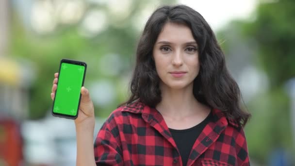 Молодая красивая деловая женщина показывает телефон на открытом воздухе — стоковое видео