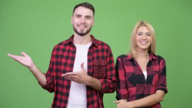 Bir şey birlikte gösterilen genç mutlu çift