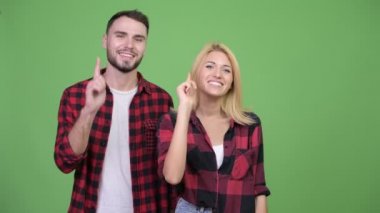 Genç mutlu çift kamera için birlikte işaret