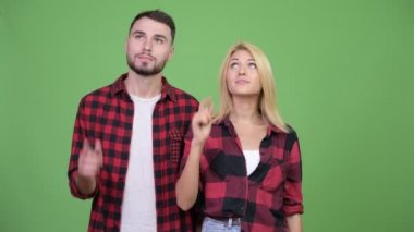 Birlikte yukarı işaret parmağı genç çift
