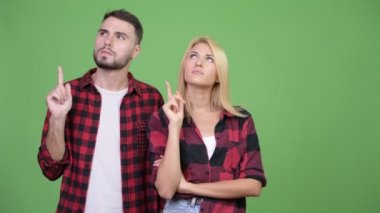 Birlikte yukarı işaret parmağı genç çift