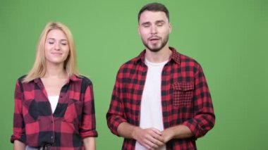 Bir şeyler gösteriyor ve birlikte kameraya konuşurken genç çift