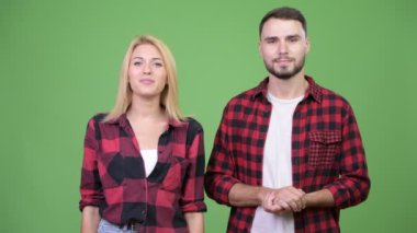 Bir şeyler gösteriyor ve birlikte kameraya konuşurken genç çift