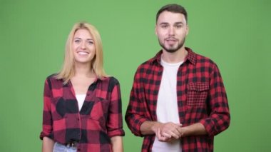 Genç çift kamera ile birlikte genç kadın ne diyeceğimi unutmadan konuşmaya