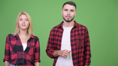Genç adam genç kadın birlikte sunulması