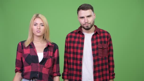 Genç çift birlikte aşağı Yaşasın vererek — Stok video