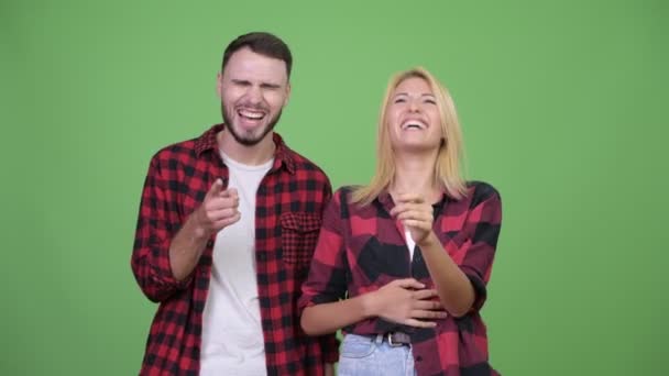 Joven feliz pareja sonriendo y riendo juntos — Vídeos de Stock