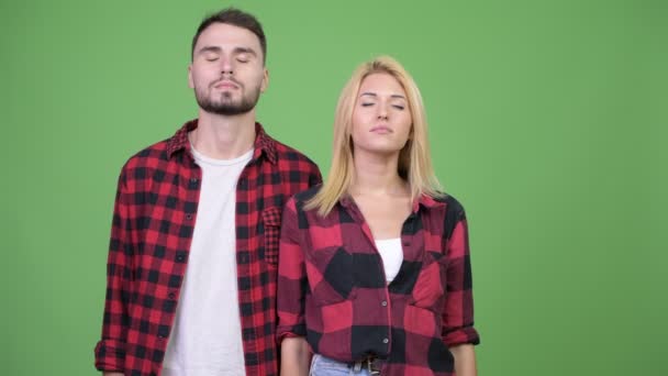 Mladý pár relaxační spolu oči zavřené — Stock video