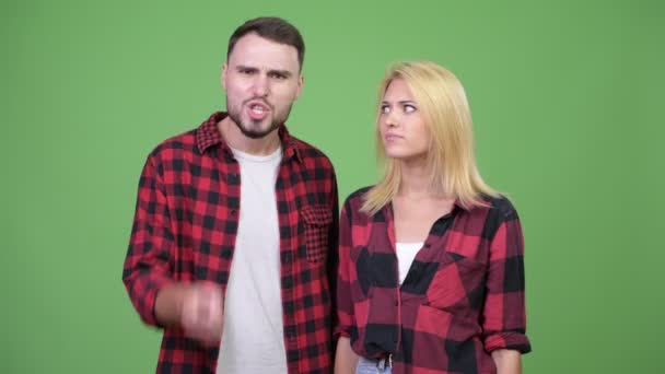 Молодой человек злится вместе с молодой женщиной — стоковое видео