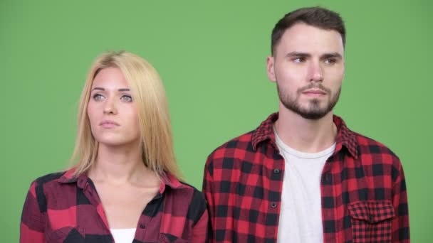 Jovem casal de frente para diferentes direções juntos — Vídeo de Stock