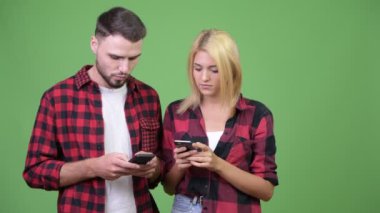 Genç çift telefon birlikte kullanma