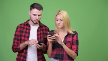 Telefon kullanıyorsanız ve kötü haber birlikte genç çift