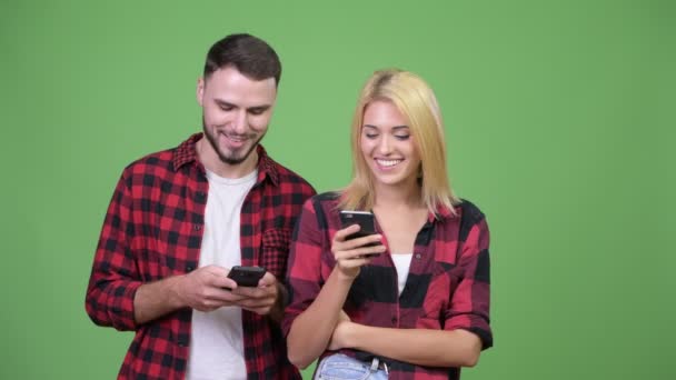 Casal jovem pensando ao usar o telefone juntos — Vídeo de Stock