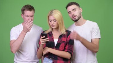 Üç genç arkadaşlar telefon birlikte kullanıyorsanız ve kötü haber