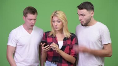Telefon birlikte kullanılması ve seyir üç genç arkadaş şok