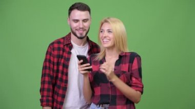 Telefon birlikte kullanılması ve iyi haber alma genç mutlu çift